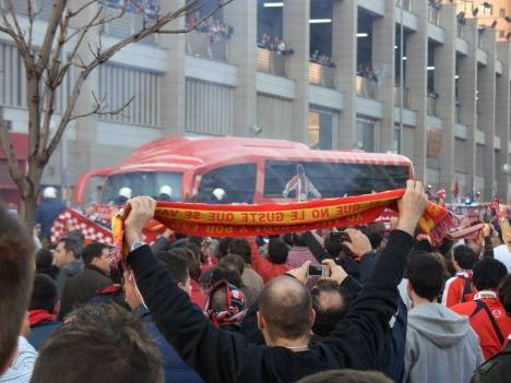 Atletico Madrid fans welcoming the team